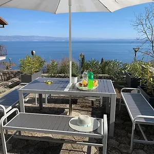 https://apartments-near-the-beach-with-terraces-and-seaview-at-house-b.primorje-gorskikotar.com